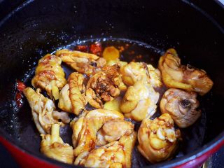 9、黄焖鸡,翻炒至上色