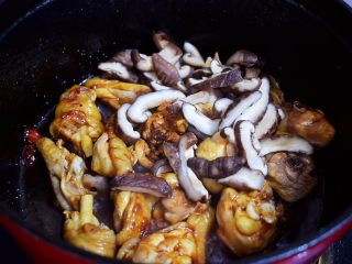 10、黄焖鸡,加入香菇翻炒均匀