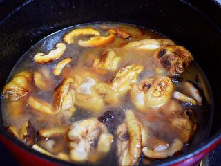 11、黄焖鸡,加入适量的清水,没过食材即可