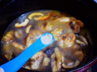 12、黄焖鸡,加入1茶匙白胡椒粉