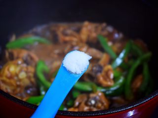 15、黄焖鸡,再依个人口味加入盐