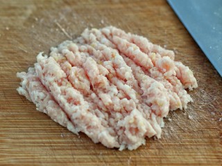 2、肉末冬瓜,猪肉剁成肉末