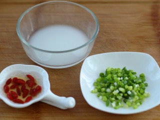 3、肉末冬瓜,调适量水淀粉,枸杞浸泡清水中,小葱切葱花备用