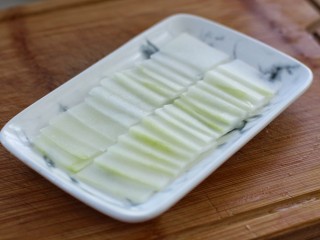 4、肉末冬瓜,冬瓜去皮切成厚度约为3毫米的片状码放盘中