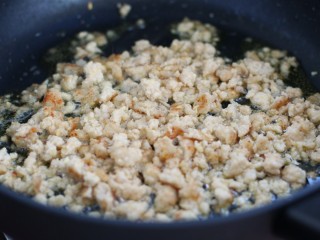 5、肉末冬瓜,锅中放适量色拉油烧热后倒入肉末炒散