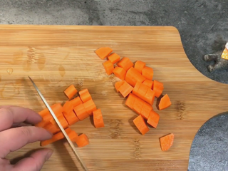 4、网红米饭,新鲜的胡萝卜切丁