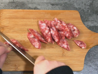 5、网红米饭,香肠一根 切片 切丁 都可以的