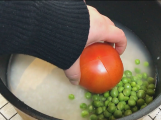 8、网红米饭,先把番茄放中间 这样摆放食材不会乱