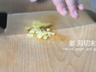 4、绝对停不了嘴，爆爆爆好吃的凉拌香辣藕片,姜蒜切末备用