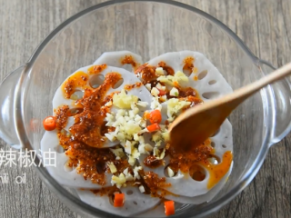 10、绝对停不了嘴，爆爆爆好吃的凉拌香辣藕片,再淋上辣酱油