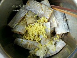 2、辣子带鱼,带鱼两面分别轻轻划几刀，混合葱末，姜末，料酒，盐，胡椒粉，搅拌均匀后，腌制30分钟以上；