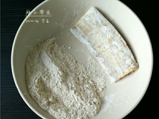 3、辣子带鱼,腌制后的带鱼轻轻拍上一层薄薄的干淀粉；