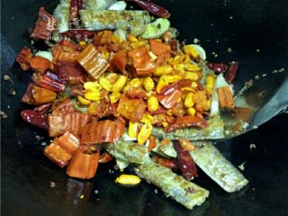 11、辣子带鱼,放入黄飞红麻辣花生翻炒；