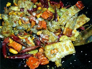12、辣子带鱼,调入适量白芝麻，盐，鸡粉；