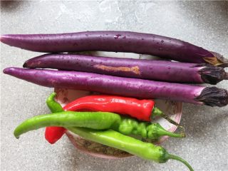 1、颜值超高的红烧蚝油紫茄子,长茄辣椒洗净