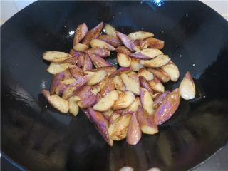 7、颜值超高的红烧蚝油紫茄子,尽量让每块茄子都沾上油