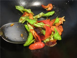 10、颜值超高的红烧蚝油紫茄子,放入切好的辣椒片放入蚝油快速翻炒