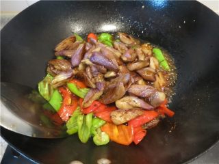 12、颜值超高的红烧蚝油紫茄子,将茄子放入翻炒入味