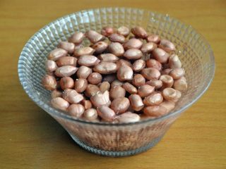 2、花生炖猪蹄,将花生浸泡30分钟。