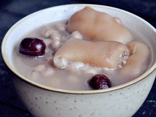 9、花生炖猪蹄,享受美味的同时还能吃出好气色，让皮肤变得滑嫩有光泽！