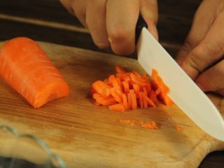 3、减脂增肌餐：杂蔬鸡胸肉饼,胡萝卜切成碎粒