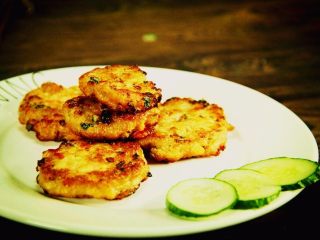 14、减脂增肌餐：杂蔬鸡胸肉饼,金黄诱人的鸡胸肉饼就制作完成啦！（可以蘸上番茄酱或其他自己喜欢的酱料）