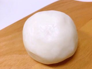 3、水晶虾饺,（玉米淀粉+小麦淀粉）用开水和好。