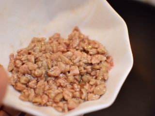 12、正宗地道的麻婆豆腐,锅中油烧热，放入牛肉末炒散就可以盛出备用。