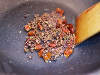 13、正宗地道的麻婆豆腐,锅中留底油烧热，放入干辣椒和花椒，小火慢慢炒香。