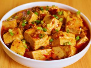24、正宗地道的麻婆豆腐,最后撒上葱花点缀即可。