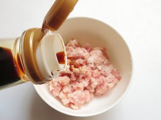 3、肉饼蒸蛋,加点味极鲜或其他生抽即可