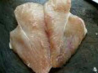 2、香酥炸鸡排,用刀从中间一分为二，不切断，然后用肉锤敲或菜刀拍，把肉敲散。