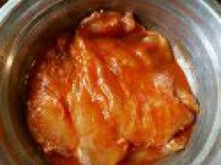 3、香酥炸鸡排,加入香辣腌料和少量清水腌制几小时。（这种腌料类似于奥尔良的那种，网上有卖的