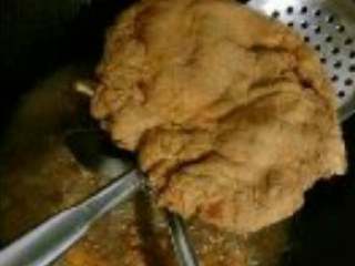 6、香酥炸鸡排,9.得到脆鳞状，放入八分热的有锅中煎炸。