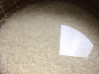 4、土豆五花肉焖饭,米洗干净，放平时煮饭的水量就可以