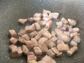 6、土豆五花肉焖饭,五花肉下锅炒至微黄