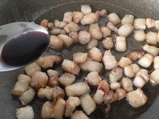 7、土豆五花肉焖饭,加少许料酒和半汤匙生抽。