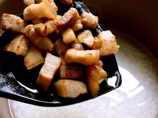 8、土豆五花肉焖饭,肉丁放入锅中