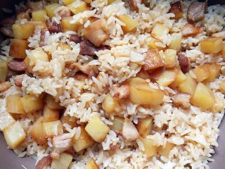 12、土豆五花肉焖饭,煮好后用饭勺从边缘翻均匀