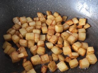 10、土豆五花肉焖饭,煎至土豆微焦