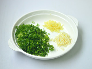 2、青椒酿肉,葱姜蒜全部切碎末