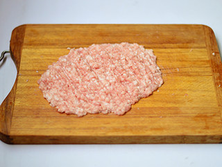 3、青椒酿肉,猪肉洗净剁成肉泥