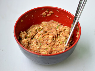 5、青椒酿肉,调入生抽、香醋、料酒、盐、淀粉搅拌至上劲