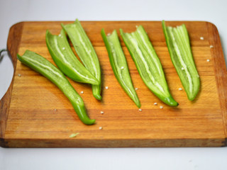 6、青椒酿肉,青椒去蒂，对剖开，去掉辣椒芯