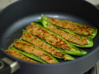 8、青椒酿肉,锅里放适量油，先将肉朝下，煎至金黄后翻转煎另外一面（翻转的时候小心点，肉容易掉出来）