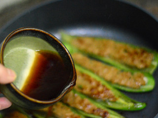 9、青椒酿肉,用少许生抽、淀粉、白糖、水调成酱汁倒入