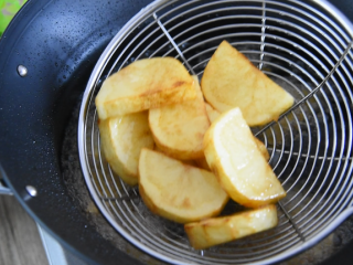 3、地三鲜的家常做法，超级无敌下饭菜！,油烧至7成热，倒入土豆块，炸至焦黄，捞出控油