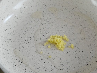 6、地三鲜的家常做法，超级无敌下饭菜！,油锅倒入少许油，爆香姜末