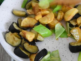 8、地三鲜的家常做法，超级无敌下饭菜！,青椒炒至5分熟后，倒入土豆、茄子炒匀