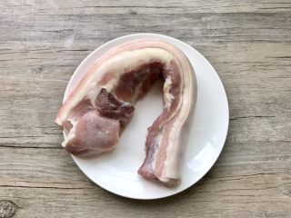 1、秘制软糯可口红烧肉,食材准备：五花肉一斤洗净